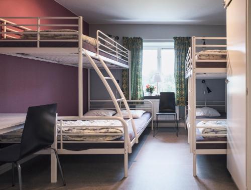 מיטה או מיטות קומותיים בחדר ב-Partille Vandrarhem