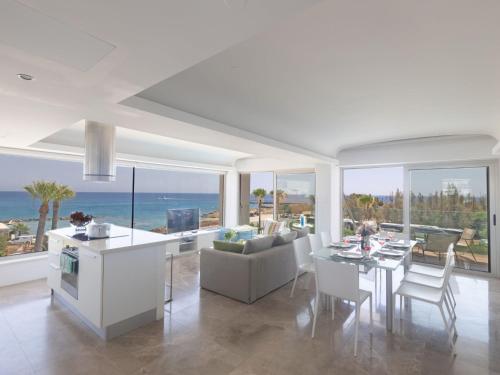 Apartment Luxuriöse Wohnung am Strand von Thalassa by Interhome