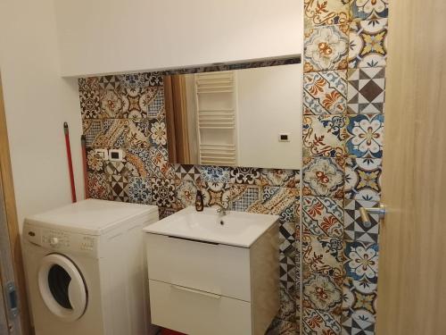 a small bathroom with a washing machine and a sink at Le stanze di veneranda in Silvi Marina