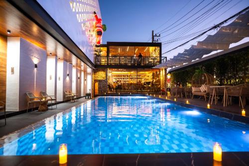 a swimming pool in the middle of a building at ไดมอนด์ โฮเทล in Ban Krasang