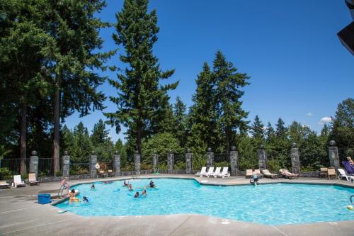 un gruppo di persone in una piscina di Tall Chief Camping Resort Yurt 5 a Pleasant Hill