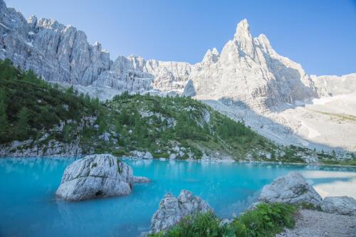 a view of a blue lake in the mountains at Gailerhof Boutique Hotel B&B Dolomites in Monguelfo