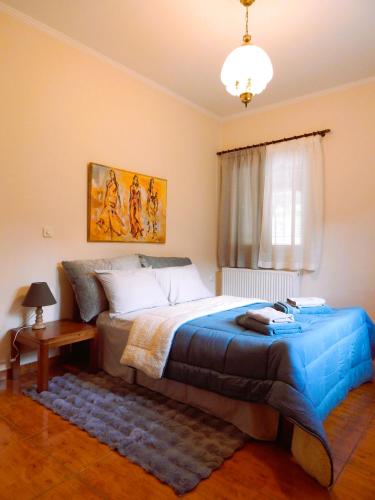 a bedroom with a large bed and a window at Menelais Guesthouse in Khotoússa