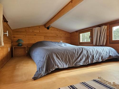 En eller flere senge i et værelse på Tiny house à la ferme