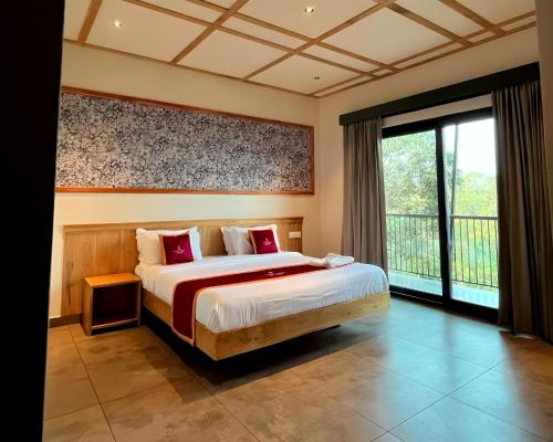 a bedroom with a large bed and a large window at Camplights Stays in Tariyod