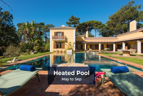 a house with a heated pool way to spa at Quinta das Pedras in Sintra