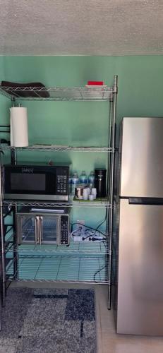 una cucina con frigorifero e forno a microonde di Bed & Shower Stop a East End