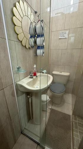a small bathroom with a sink and a toilet at Suites da Bela 01 Caparaó in Caparaó Velho