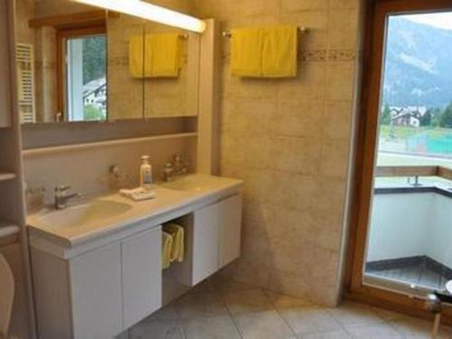 Apartment Chesa Sunasain V8 by Interhome