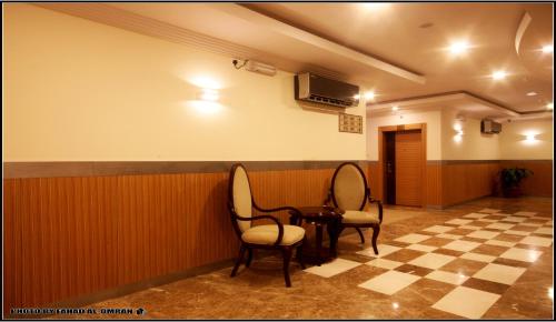 a waiting room with two chairs and a table at Taraf Yanbu 2 in Yanbu