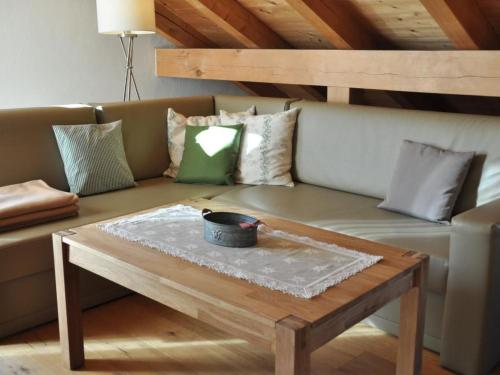Apartment Chesa Sunasain V11 by Interhome