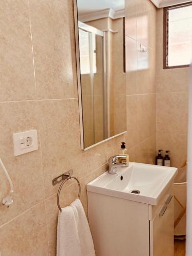 a bathroom with a sink and a mirror at Costa Flow Apto Benicasim in Benicàssim