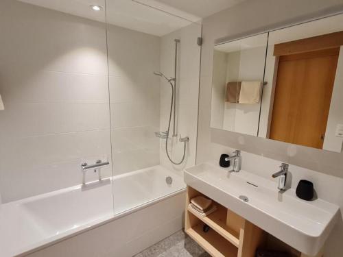 Apartment Chesa la Furia 3- Bergbahnen inklusiv im Sommer by Interhome