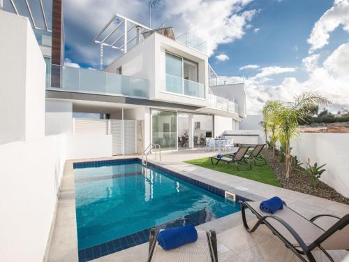 Holiday Home 2-Schlafzimmer-Villa mit Pool- Dachgarten- Meerblick by Interhome