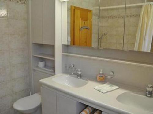 Apartment Chesa Sunasain V3 by Interhome