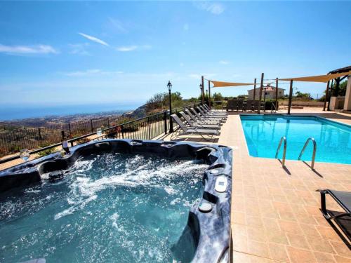 Holiday Home Villa mit Blick auf die Berge und Whirlpool by Interhome