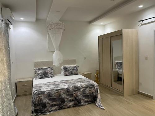a bedroom with a bed and a mirror at Villa Aida in Djilore