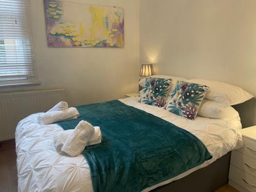 a bedroom with a bed with towels on it at 1 Bed Victorian flat Sleeps 4 - Garden & Patio in London