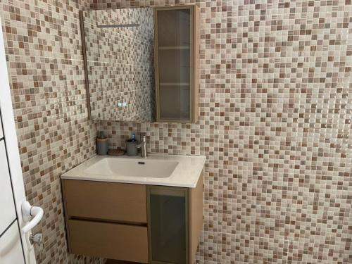 a bathroom with a sink and a mirror at Villa Aida in Djilore