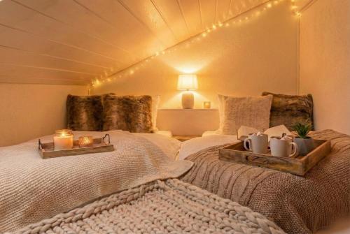 ein Schlafzimmer mit einem Bett, auf dem Kerzen stehen in der Unterkunft Sunsethüsli in Därligen