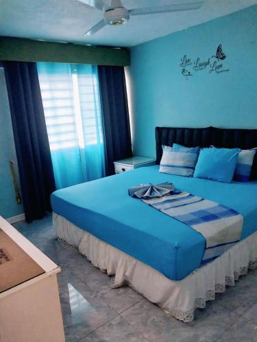 En eller flere senge i et værelse på Beach-side condos at Turtle Beach Towers