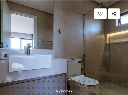 a bathroom with a sink and a toilet at Mansão 5 Suítes - Piscina - Cozinheira - até 16 pessoas - Praia Milionários - Ilheus in Ilhéus