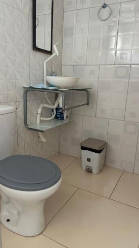 a bathroom with a toilet and a sink at Hospedagem da Bela Quarto 4 Banheiro compartilhado in Caparaó Velho