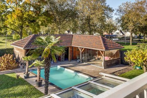 an overhead view of a house with a swimming pool at B&B Tuinhuis Vianen in Vianen