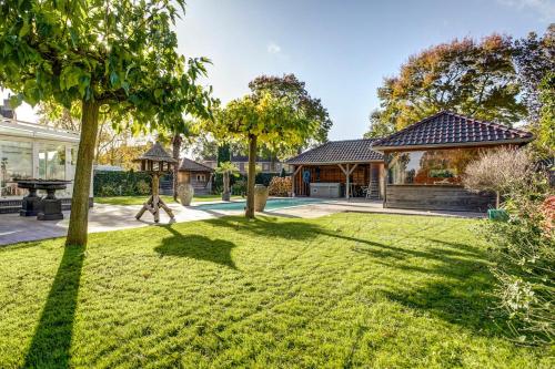 a child playing in the yard of a house at B&B Tuinhuis Vianen in Vianen
