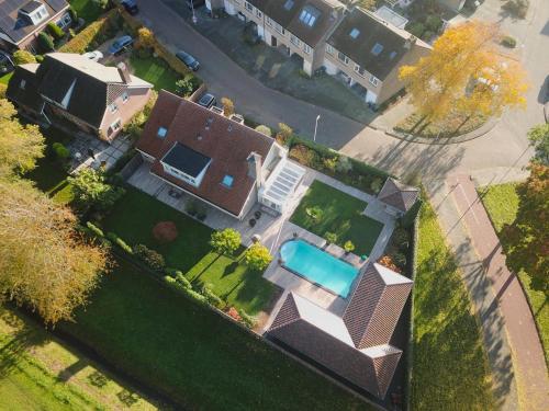 an overhead view of a house with a swimming pool at B&B Tuinhuis Vianen in Vianen