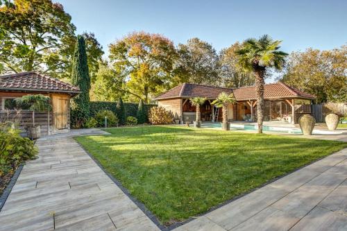 a yard with a house and a lawn with a house at B&B Tuinhuis Vianen in Vianen