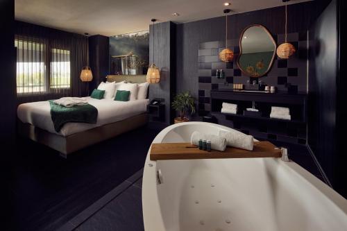 En eller flere senge i et værelse på Van der Valk Hotel Breukelen