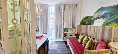 a room with a couch and a table in it at COPSE0102 - Edifício Themis in Salvador