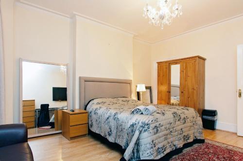 Hyde Park Serviced Rooms tesisinde bir oda