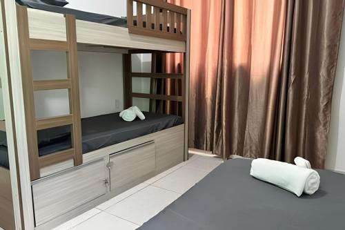 a small bedroom with bunk beds with a window at Casa Simples e Funcional em Araxá in Araxá