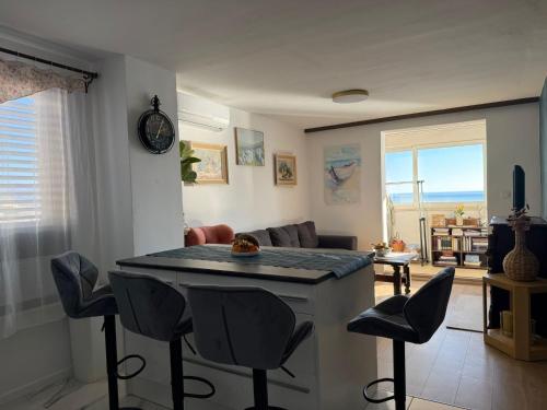 Dubrovnik Serenity- Beachfront Apartment with Panoramic Sea View and free Parking