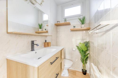 a bathroom with a sink and a toilet at Le Signature Studio in Dreux