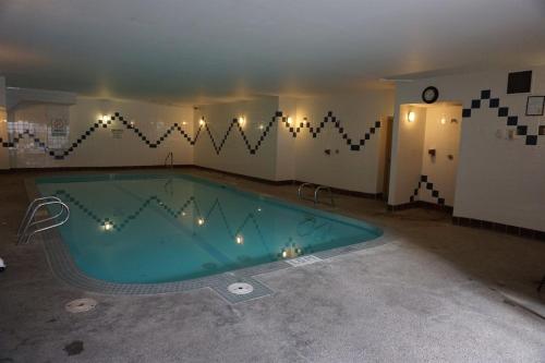a large swimming pool in a room with at Griz Inn by Fernie Central Reservations - Right on The Slopes in Fernie