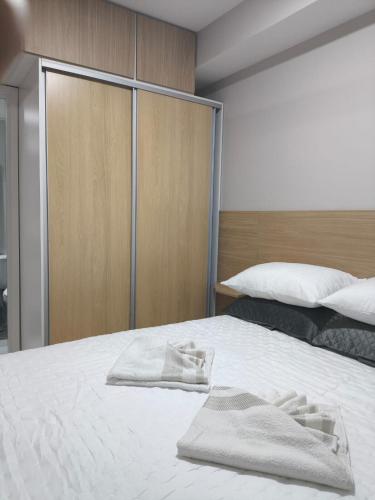 a bedroom with a bed with two towels on it at Studio Flat - Guarulhos -Airport Aeroporto - Bosque Maia - Cidade Maia in Guarulhos