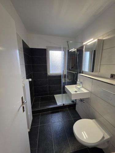 a bathroom with a toilet and a sink and a shower at 3-Zimmer Wohnung - 3 OG in Duisburg
