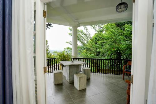 un portico con tavolo e sedie su un balcone di Samindra Villa a Kandy