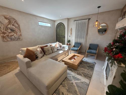 a living room with a couch and a table at Grecia en ValQuirico in Santeagueda