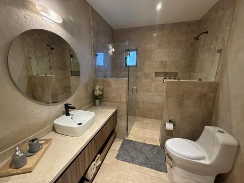 a bathroom with a toilet and a sink and a shower at Grecia en ValQuirico in Santeagueda