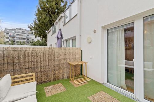 a small backyard with a bench and a fence at U1 Metro Nearby - 1-BR - fast Wi-Fi in Vienna
