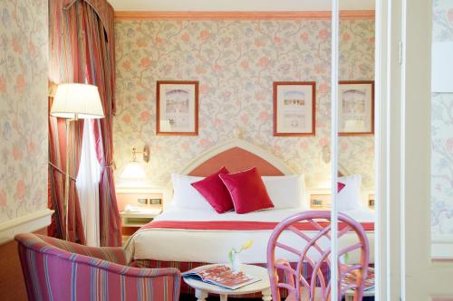 Voodi või voodid majutusasutuse Hotel Milano Regency toas