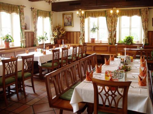 ห้องอาหารหรือที่รับประทานอาหารของ Gasthaus Marienhof