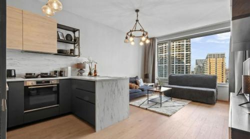 SkyPark Apartment with Free Parking