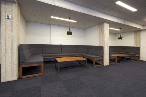 a waiting room with two benches and a table at Living Suites in Nærum