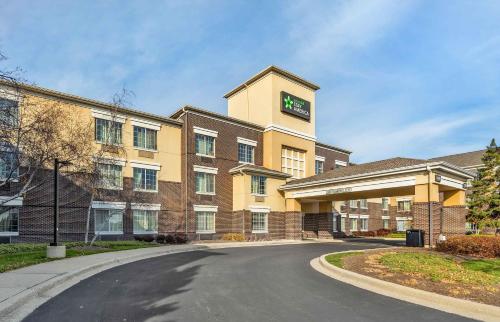 a hotel building with a road in front of it at Extended Stay America Select Suites - Chicago - Lombard - Oakbrook in Oakbrook Terrace