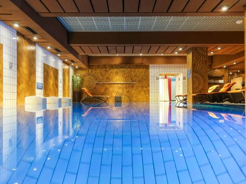 a swimming pool in a hotel room with a swimming pool at Le Royal Hotels & Resorts Luxembourg in Luxembourg